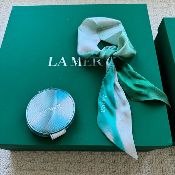 La Mer Gift Box + Mirror + Scarf - Picture 2 of 6